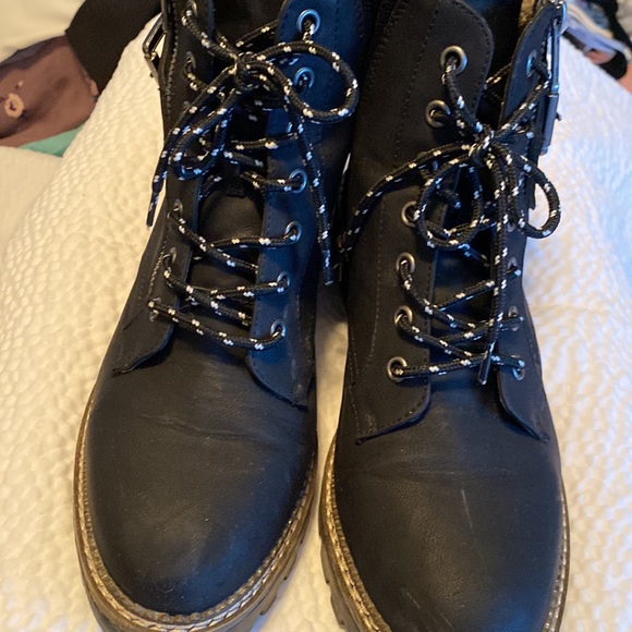 Universal Threads - Picture 4 of 6